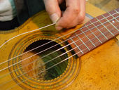 Restaurierung einer historischen Gitarre